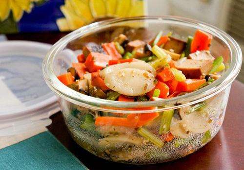 “帶飯致癌說”不可信 牛奶不能“一口悶”！